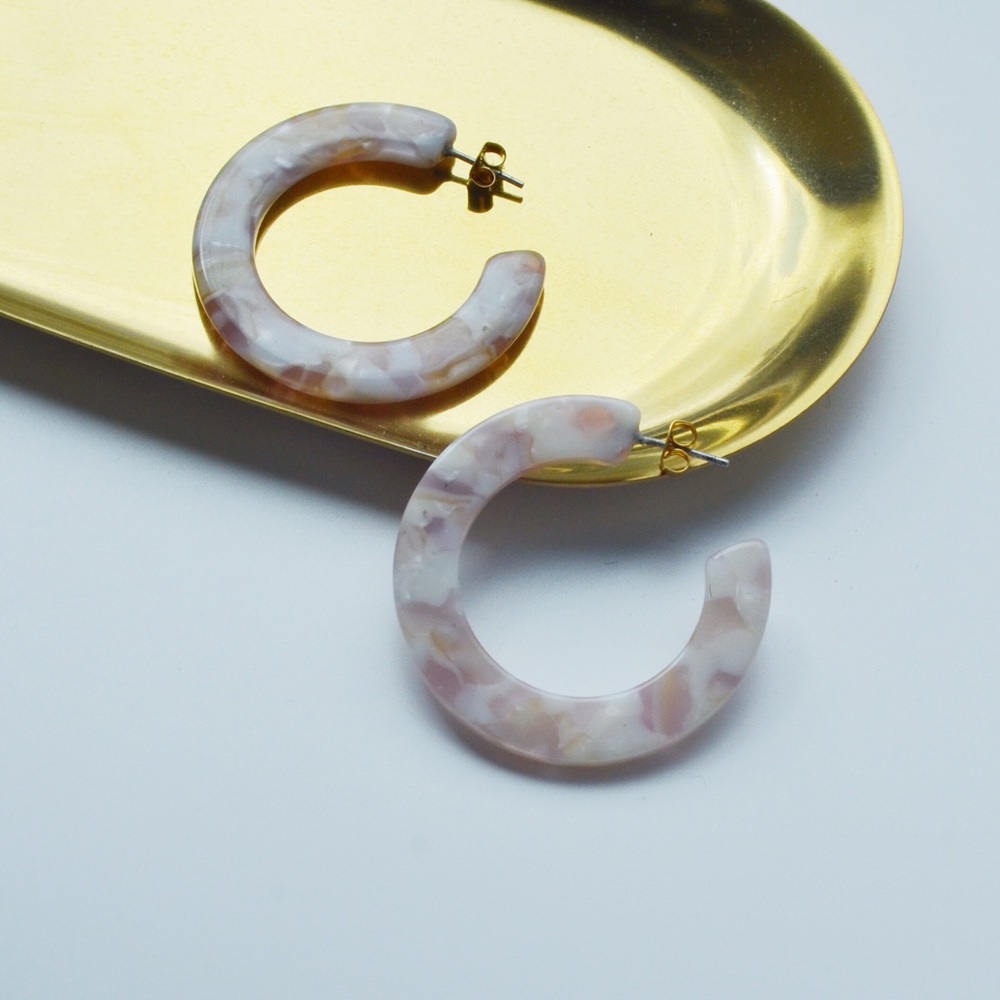 NWOT Madewell Marbled Resin Hoop Earrings Violet - Picture 2 of 5